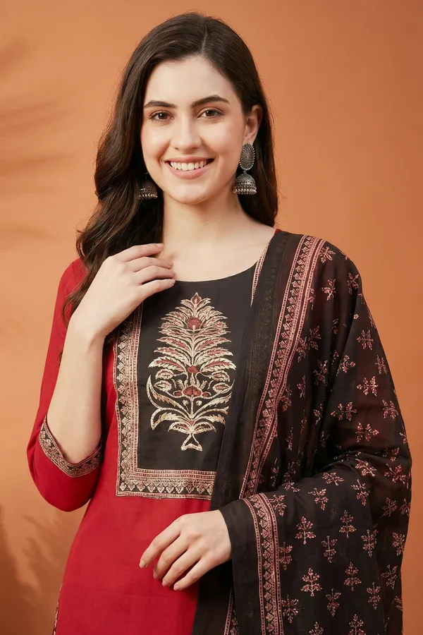 Red_Jaipuri_Cotton_Kurta_Pant_Dupatta_Set_With_Printed_Yoke_And_Dupatta