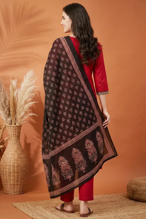 Red_Jaipuri_Cotton_Kurta_Pant_Dupatta_Set_With_Printed_Yoke_And_Dupatta