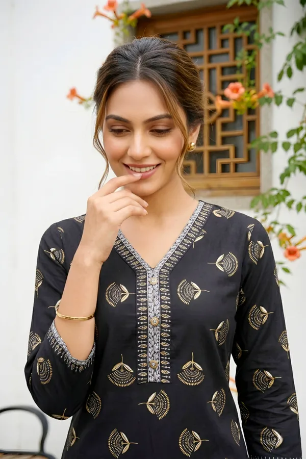 Womens_Black_Rayon_Short_Kurti_with_Ethnic_Motif_Print_and_V_Neck