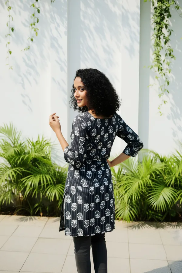 Black_Jaipuri_Print_Kurti_With_Long_Sleeves