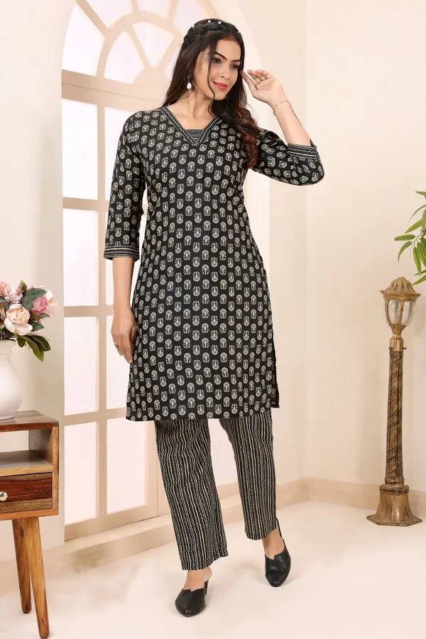 Slick_In_Black_V_Neck_Kurti_Pant_Suit_For_Women