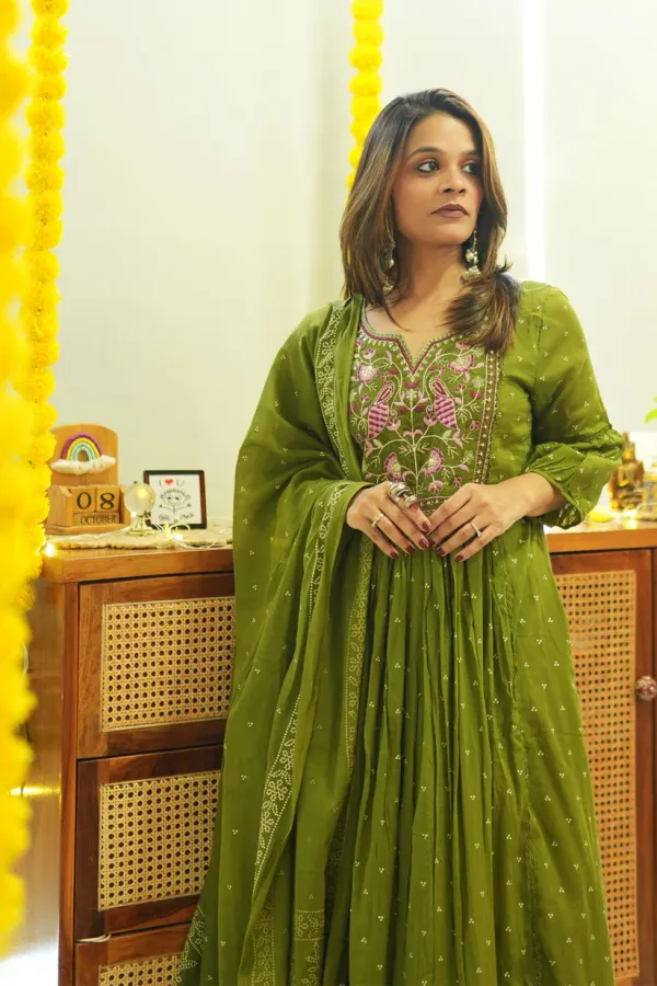 Jaipur_Legacy_Pure_Cotton_Green_Embroidered_Jaipuri_Kurta_and_Pants_with_Dupatta_For_Women