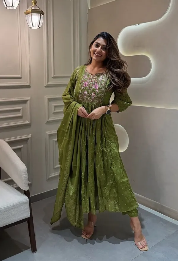 Jaipur_Legacy_Pure_Cotton_Green_Embroidered_Jaipuri_Kurta_and_Pants_with_Dupatta_For_Women