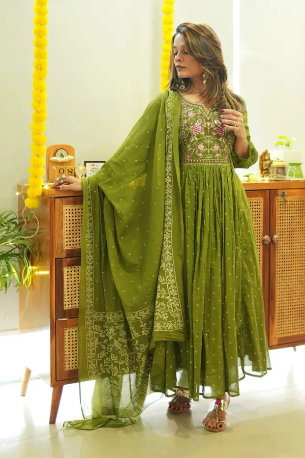 Jaipur_Legacy_Pure_Cotton_Green_Embroidered_Jaipuri_Kurta_and_Pants_with_Dupatta_For_Women
