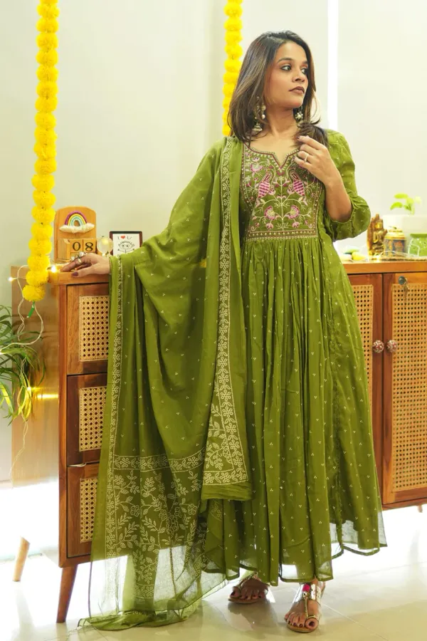 Jaipur_Legacy_Pure_Cotton_Green_Embroidered_Jaipuri_Kurta_and_Pants_with_Dupatta_For_Women