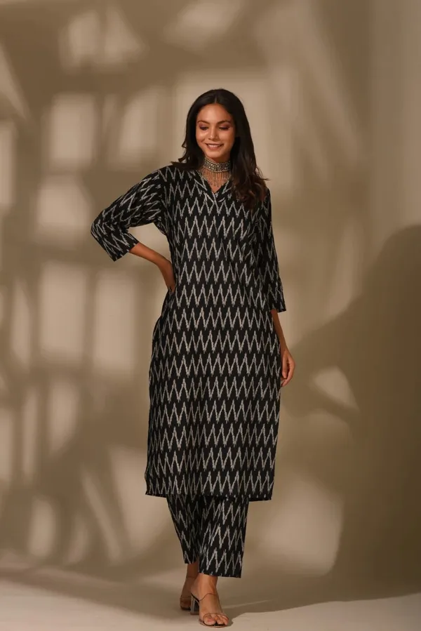 Black_Ethnic_Cotton_Blend_Kurti_With_Pant_Set_For_Women