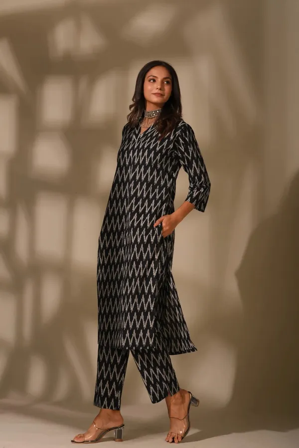Black_Ethnic_Cotton_Blend_Kurti_With_Pant_Set_For_Women