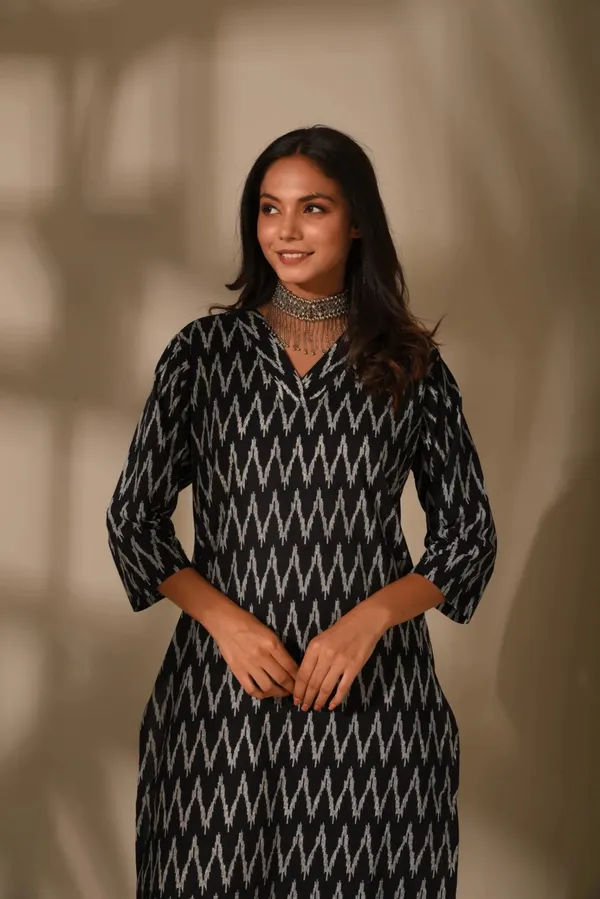 Black_Ethnic_Cotton_Blend_Kurti_With_Pant_Set_For_Women