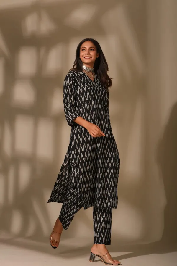 Black_Ethnic_Cotton_Blend_Kurti_With_Pant_Set_For_Women