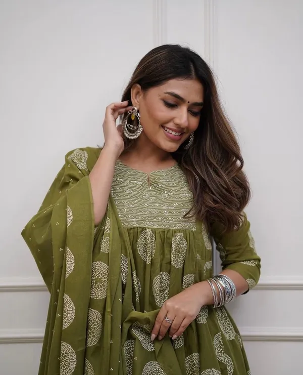 Green_Cotton_Ethnic_Kurti_Pant_&_Dupatta_Set_for_Women_–_Elegant_&_Comfortable