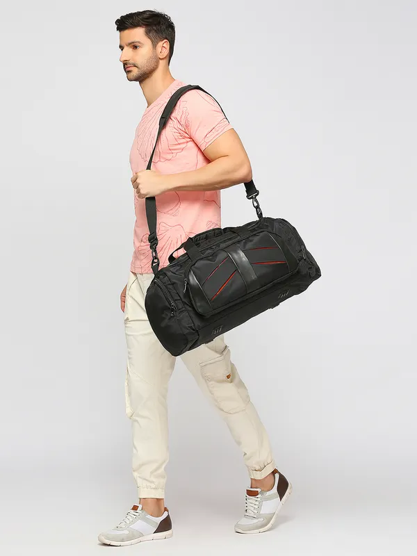 Black_Polyester_Medium_Travel_Duffel_Bag_For_Unisex