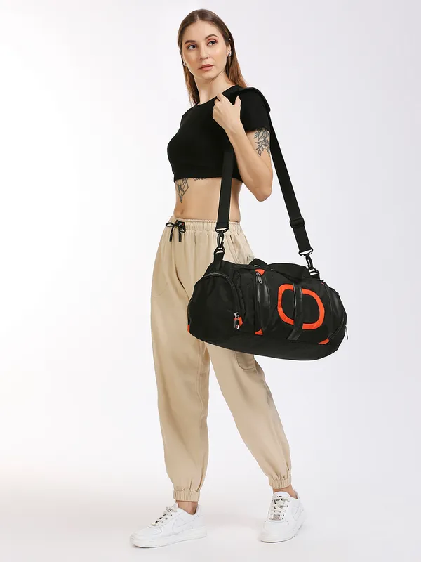 Black_Polyester_Medium_Sports_Or_Gym_Duffel_Bag_For_Unisex