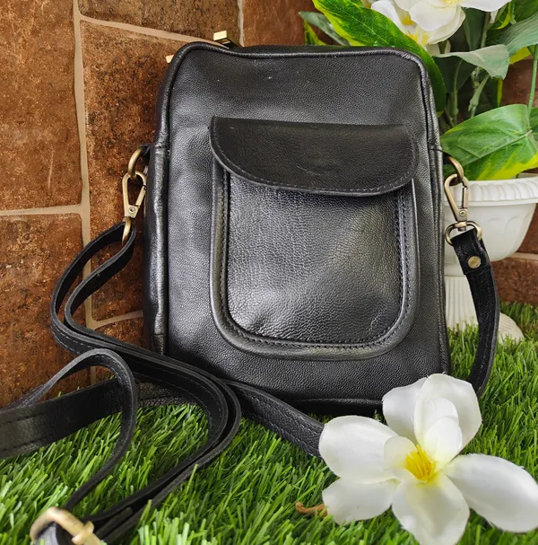 Black_Black_Genuine_Leather_Cross-Body_Purse_Bag_-_Genuine_Leather_Handbags_For_Ipad_-_Premium_Crossover_Small_Bag_Over_The_Shoulder_(_7x9_inchs_)