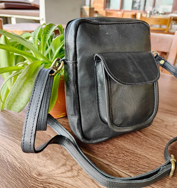 Black_Black_Genuine_Leather_Cross-Body_Purse_Bag_-_Genuine_Leather_Handbags_For_Ipad_-_Premium_Crossover_Small_Bag_Over_The_Shoulder_(_7x9_inchs_)