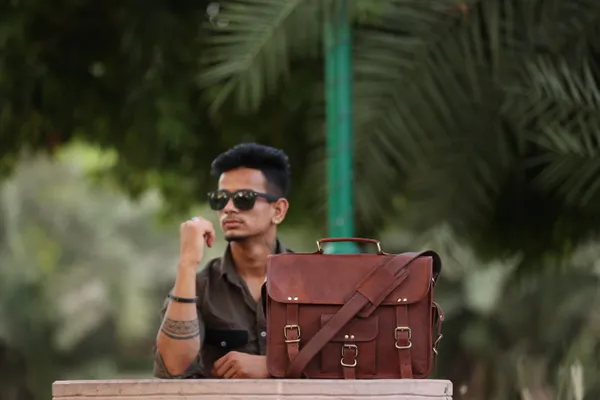 Brown_Genuine_Leather_Briefcase_Messenger_Shoulder_Computer_Laptop_Bag_(_12_x_17_inchs_)