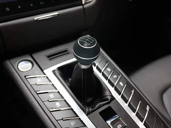 Gear_Shift_Knob_For_Manual_Transmission_Momo_Silicone_Silver,_Smooth_Shifts,_High_Comfort_Gear_Lever_Shifter_Knob_With_Installation_Kit