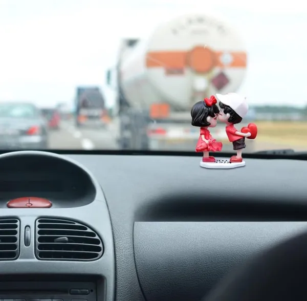 Cute_Cartoon_Couple_Dashboard_Ornament_–_Miniature_Balloon_Figurine_Decoration,_Fairy_Tale_Bonsai_Style_(Red)