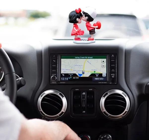 Cute_Cartoon_Couple_Dashboard_Ornament_–_Miniature_Balloon_Figurine_Decoration,_Fairy_Tale_Bonsai_Style_(Red)