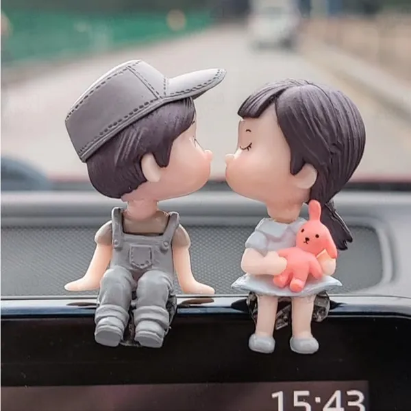 Cute_Cartoon_Couple_Dashboard_Ornament_–_Miniature_Balloon_Figurine_Decoration,_Fairy_Tale_Bonsai_Style_(Grey)