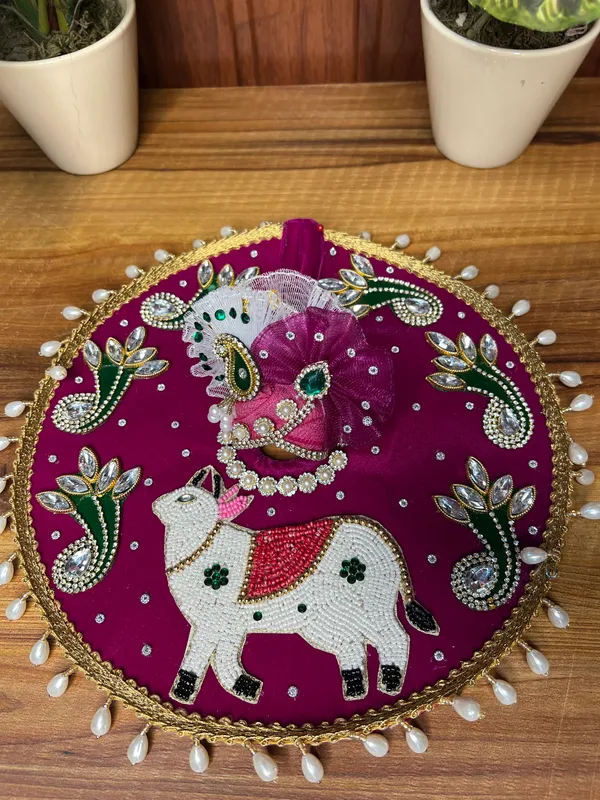Laddu_Gopal_Gau_Palak_Poshak