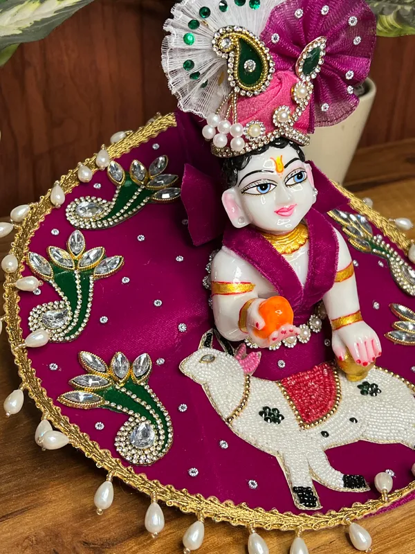 Laddu_Gopal_Gau_Palak_Poshak