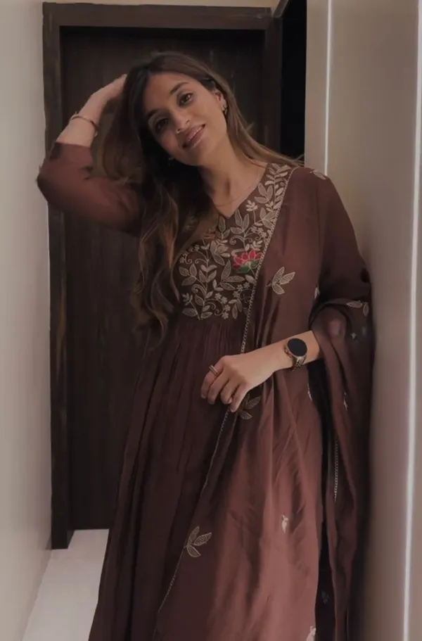 Women_Floral_Embroidered_Panelled_Thread_Work_Kurta_with_Trousers_&_With_Dupatta