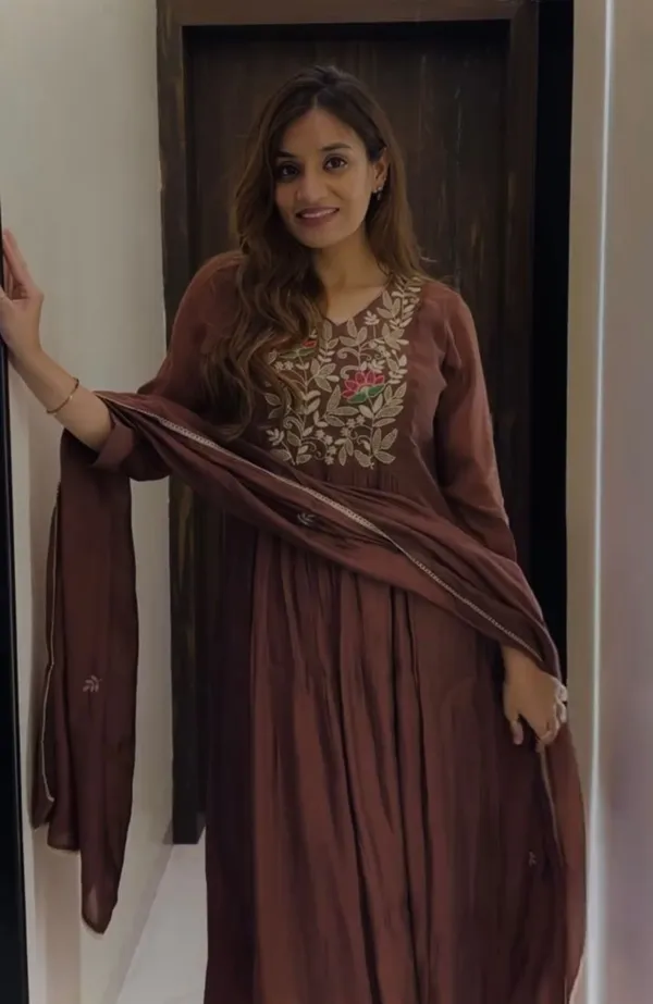 Women_Floral_Embroidered_Panelled_Thread_Work_Kurta_with_Trousers_&_With_Dupatta