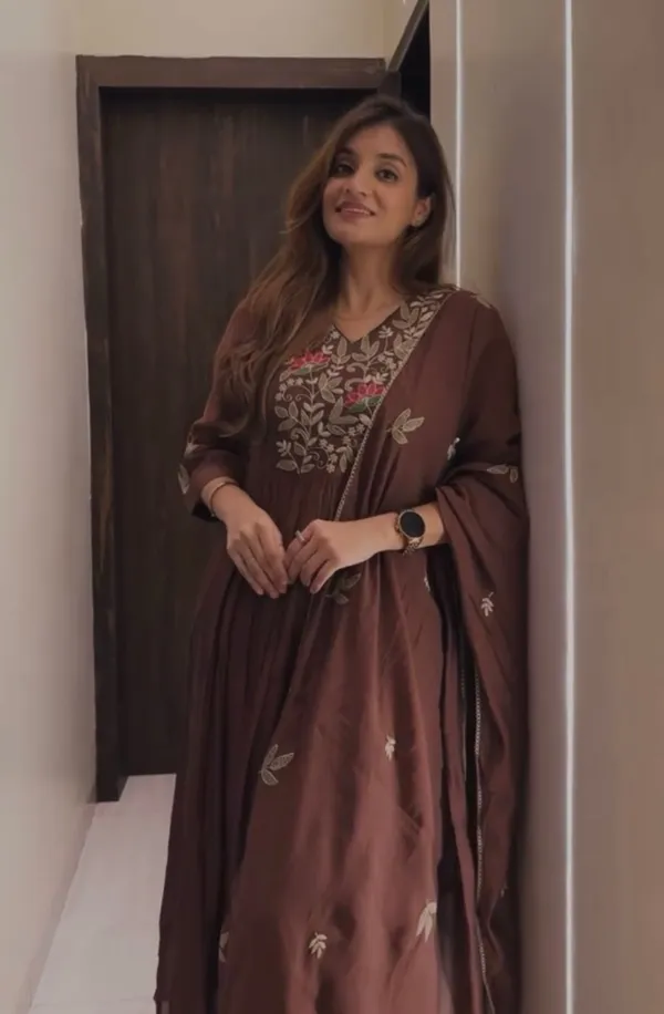 Women_Floral_Embroidered_Panelled_Thread_Work_Kurta_with_Trousers_&_With_Dupatta