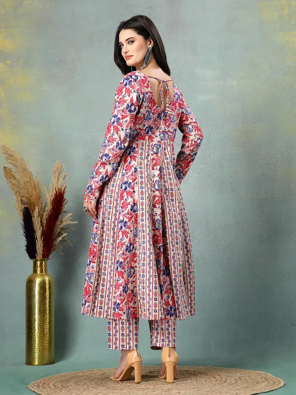 Creame_Cotton_Multi_Prints_3/4_Sleeves_V_Neck_Regular_Kalf_Length_Kurta_Sets_For_Women