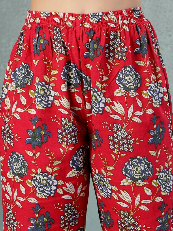 Red_Cotton_Multi_Prints_3/4_Sleeves_V_Neck_Regular_Kalf_Length_Kurtasets_For_Women