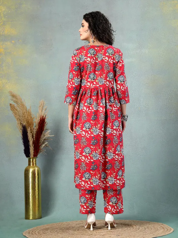Red_Cotton_Multi_Prints_3/4_Sleeves_V_Neck_Regular_Kalf_Length_Kurtasets_For_Women
