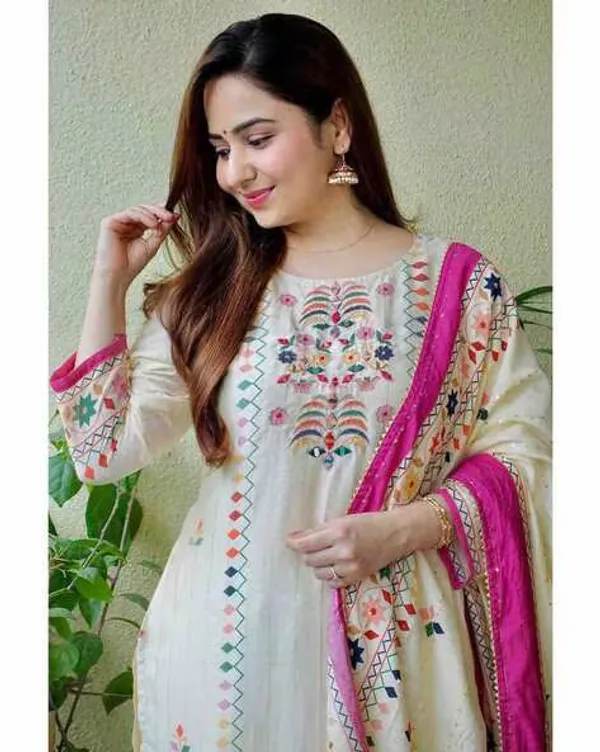 White_Muslin_Digital_Print_Kalf_Length_Dupata_Sets_For_Women