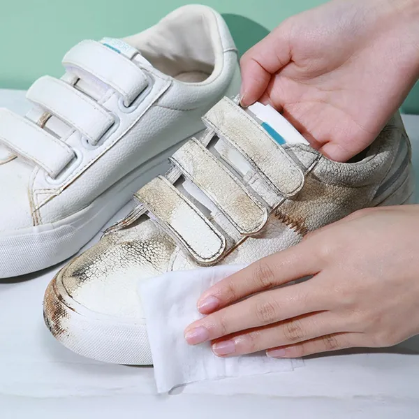 Quick_&_Easy_Shoe_Cleaning_Wet_Wipes_Removes_Dirt_&_Stains_Disposable_&_Travel_Friendly_(80Wipes)