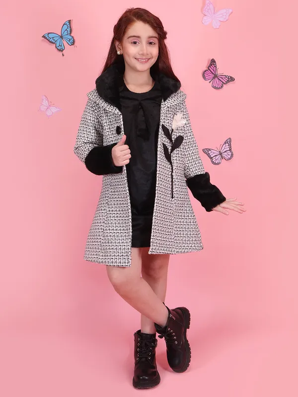 Cutecumber_Girls_Winter_Party_Outfit_Black_Knee_Length_Two_Piece_Long_Coat_Dress_A_Line_Tweed_Fabric_with_Fur_Collar_&_Cuff_Velour_Inner_Button_Closure_Stylish_for_Baby_Girls_&_Kids_Age_1_to_15_Yrs