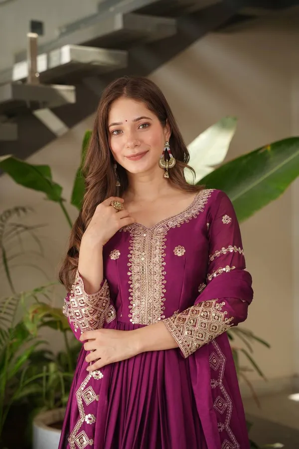 The_Royal_Velvet_Gown_Set
