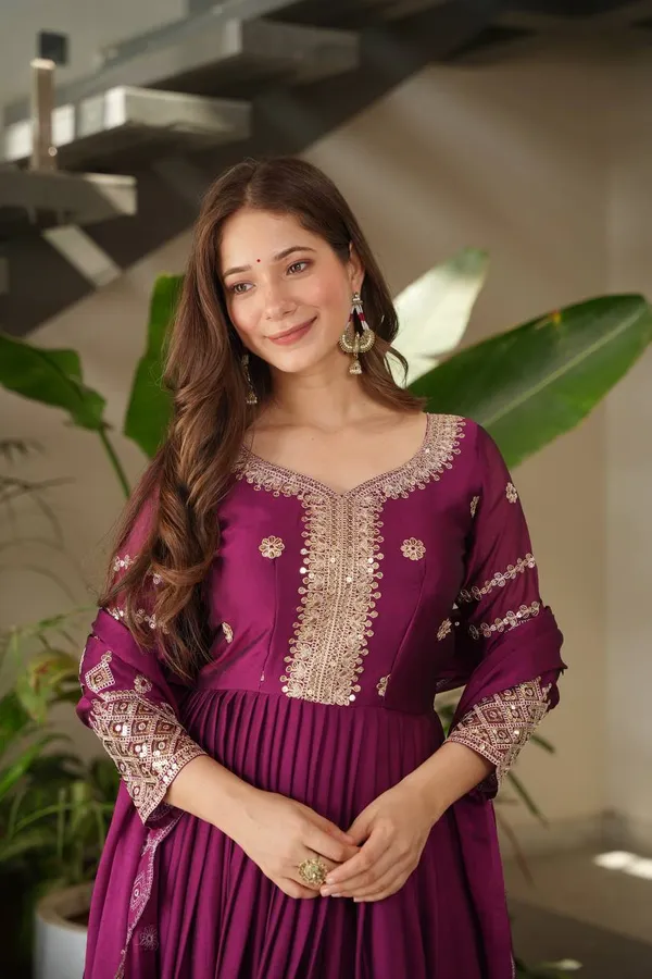 The_Royal_Velvet_Gown_Set