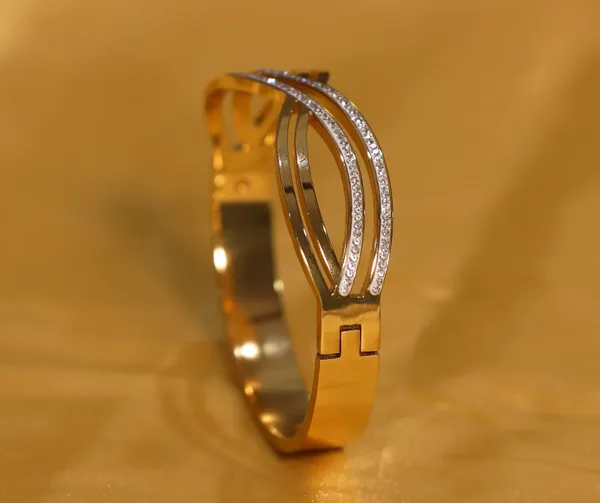 Sparkling_Pav_Accent_Bangle