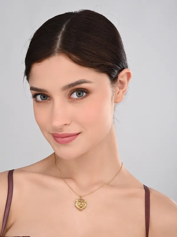 Bold_Gold_Lion_Head_Pendant_Necklace_on_Delicate_Chain