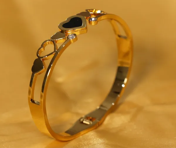 Elegant_Heart-Adorned_Bangle