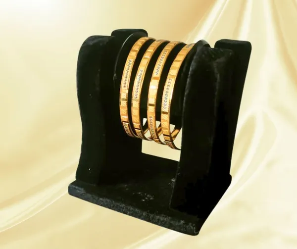 Classic_Gold_Finish_Bangle_Set_of_4