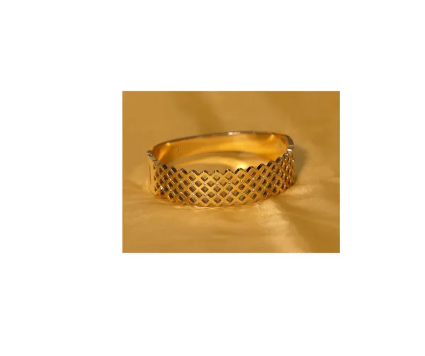 Dazzling_Diamond-Cut_Gold_Bracelet