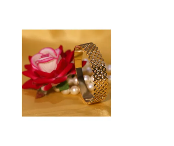 Dazzling_Diamond-Cut_Gold_Bracelet