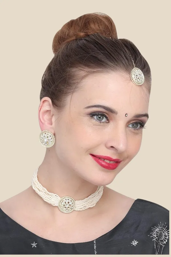 White_Traditional_Bridal_Choker_Necklace_&_Earrings_Set_With_Mangtika_Embellished_With_Kundan_&_Pearl_For_Women