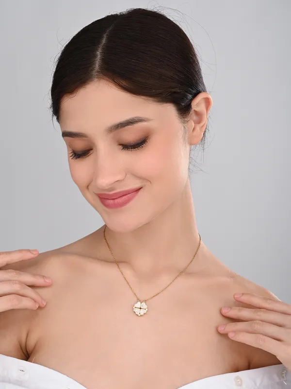 Elegant_Convertible_Clover_to_Heart_Crystal_Pendant_Necklace