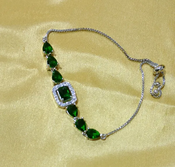 Elegant_Emerald_Green_and_Cubic_Zirconia_Bracelet