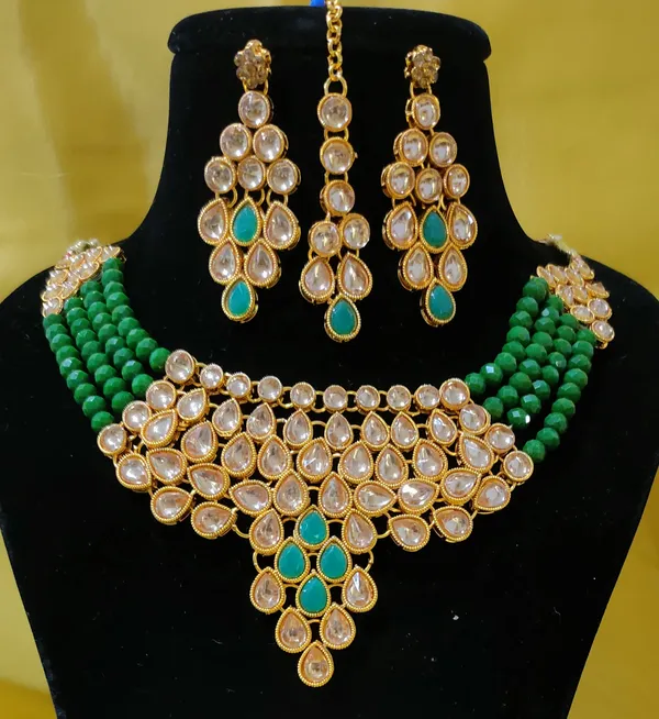 Elegant_Emerald_&_Kundan_Style_Jewelry_Set