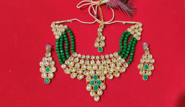 Elegant_Emerald_&_Kundan_Style_Jewelry_Set
