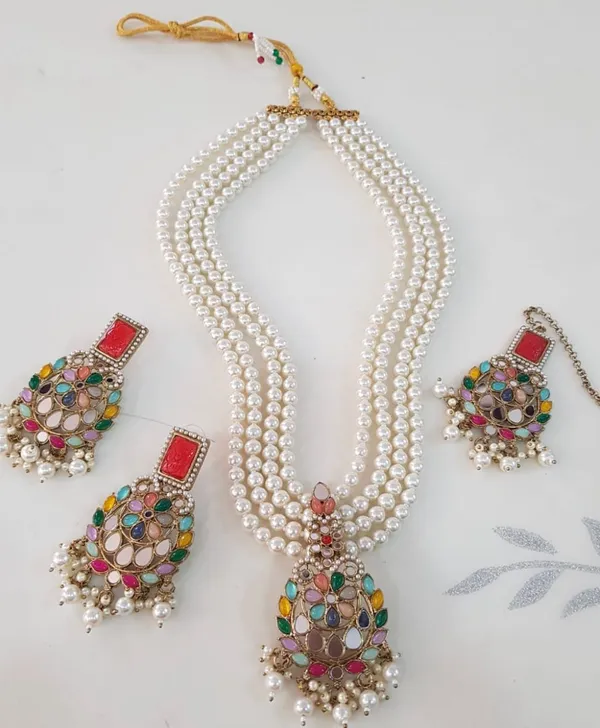 Elegant_Four-Strand_Pearl_Necklace_Set_with_Colorful_Gemstone_Pendant_and_Earrings