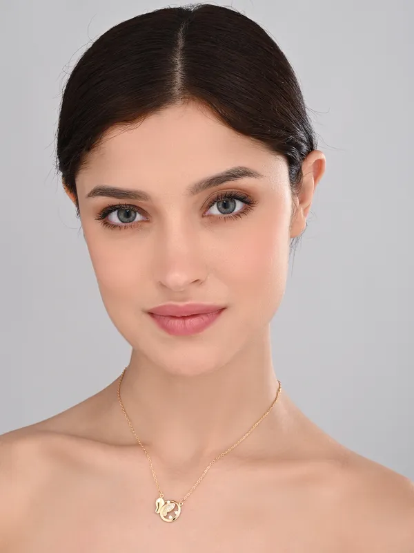Elegant_Gold_Chain_Necklace_Featuring_a_Delicate_Fish_Charm