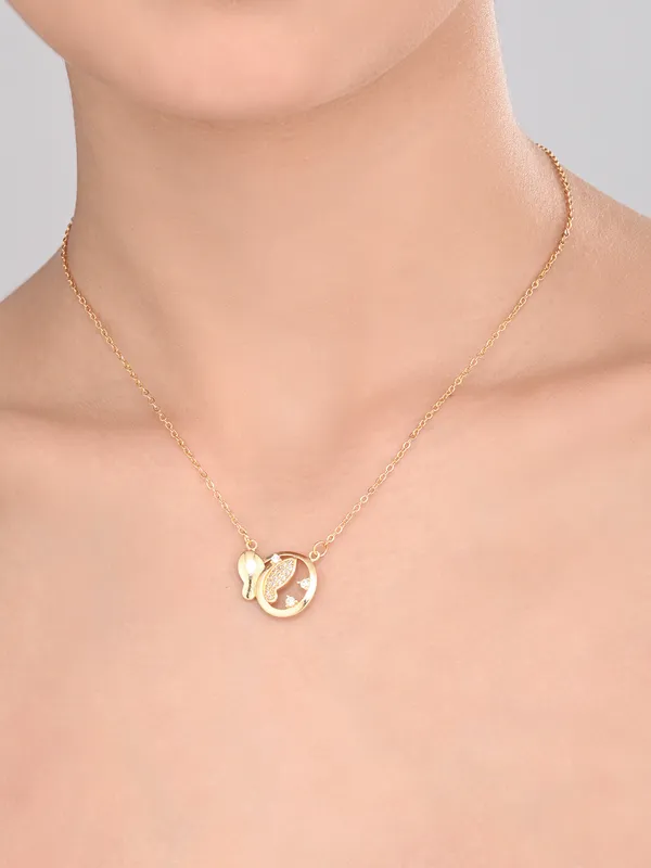Elegant_Gold_Chain_Necklace_Featuring_a_Delicate_Fish_Charm